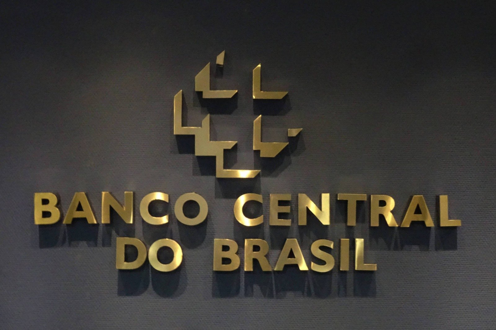 Selic cai para 13,75% e BC deixa próximos cortes em aberto