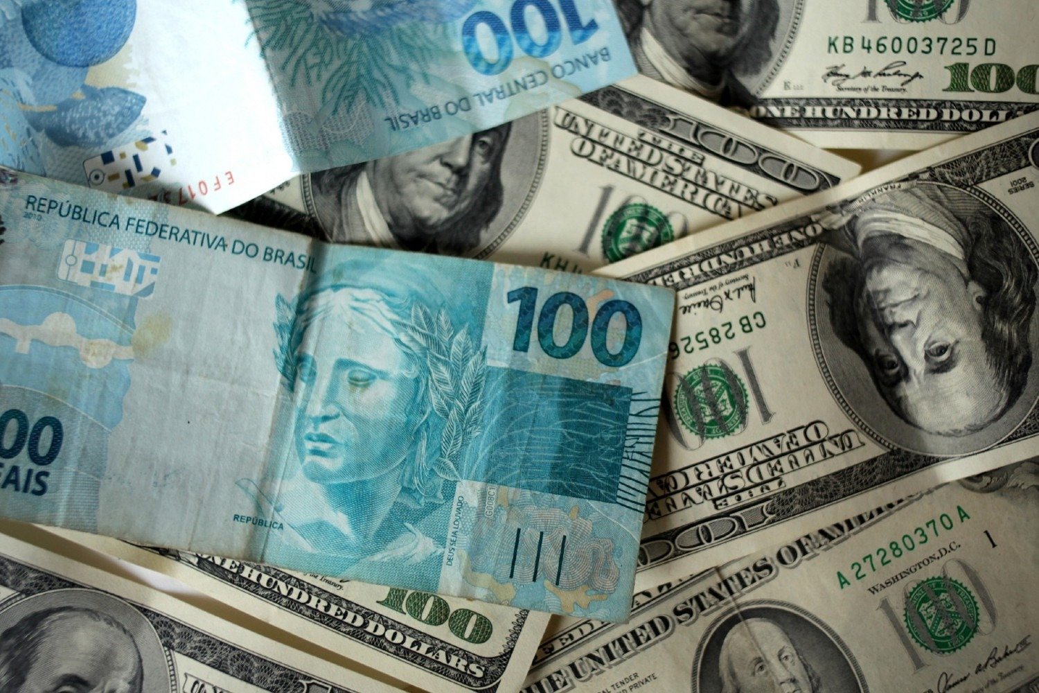 Ibovespa dispara após 1º turno e supera os 209 mil pontos